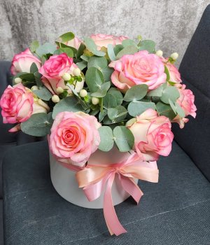 Шляпная коробка с 11 розами Джумилия #3741