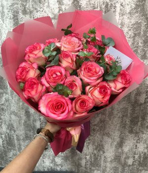 Букет из 19 роз Джумилия с зеленью (50 см) #2469