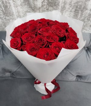 Букет из 19 красных роз в белой упаковке  (50 см ) #3346