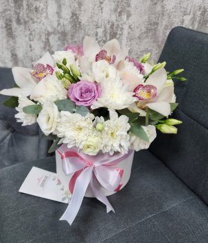 Белая коробка с орхидеями , розами, хризантемой и эустомой #3619
