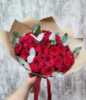 Букет из 25 красных роз с эвкалиптом  (50 см) #3627