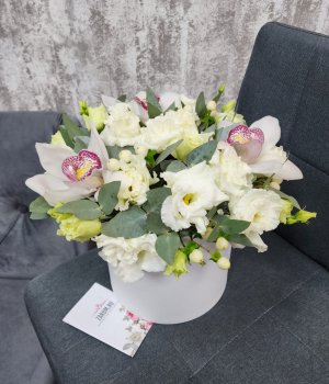 Белая коробка с орхидеями и эустомой #3183
