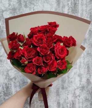 Букет из 9 красных кустовых роз ( 40 см) #4110