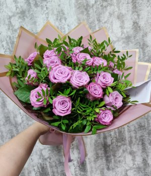 Букет из 19 роз Маритим с зеленью  ( 50 см ) #3848