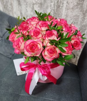 Розы Джумилия  в розовой шляпной коробке (29 шт) #984