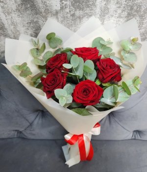 Букет из 5 красных роз с эвкалиптом #3598