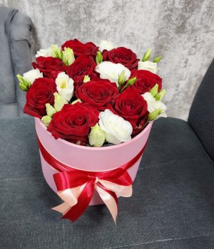 9 красных роз  и эустома в белой шляпной коробке #1556