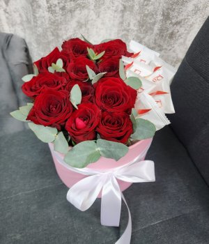 Красные розы и рафаэлло в розовой коробке #3651