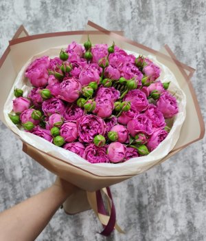 Букет из 19 кустовых пионовидных роз Мисти Баблс в двухслойной упаковке (50 см ) #1670