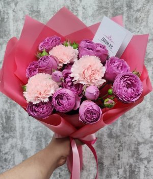 Букет из пионовидных роз Мисти Баблз  и розовых гвоздик #3412