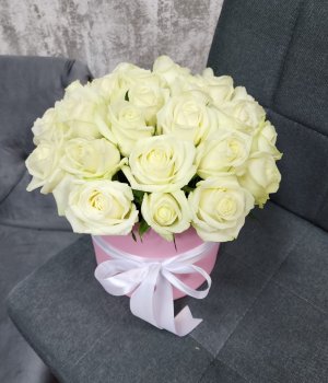 Белые розы в розовой  шляпной коробке (25шт) #253
