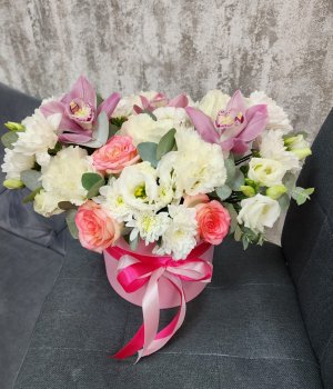Микс из роз, орхидей, эустом и хризантем в шляпной коробке #2480
