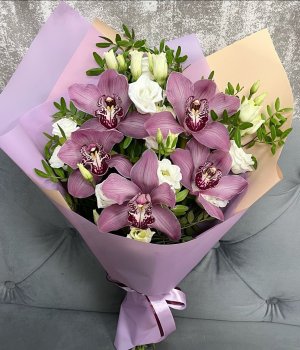 Букет из 5 розовых орхидей и эустом #3095