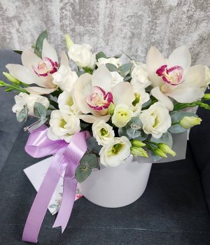 Микс с 3 белыми орхидеями и эустомой в  белой шляпной коробке #3189