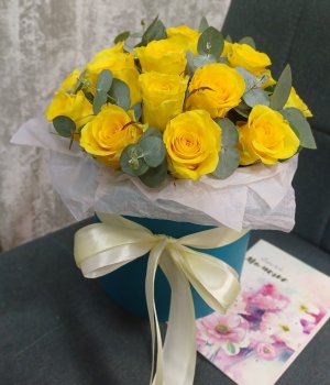 Желтые розы с эвкалиптом в фиолетовой шляпной коробке (19 шт ) #2237