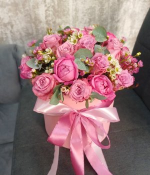 Розовая коробка с розами и шамелациумом #3182