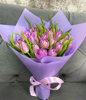 Букет из 25 фиолетовых пионовидных Тюльпанов в сиреневой пленке #2575