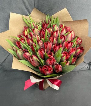 Букет из красных, пионовидных  тюльпанов в крафте  (49 шт) #670