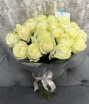 Букет из 25 белых роз (60 см) #538