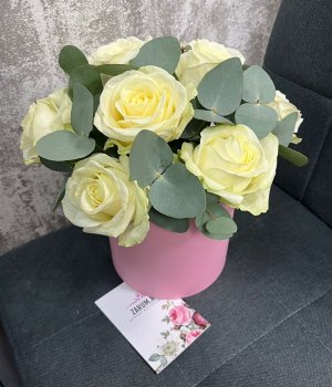 Белые розы в розовой  шляпной коробке (9 шт) #1557