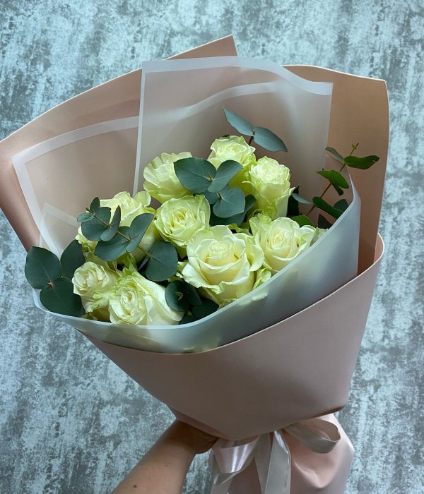 Букет из 9 Эквадорских роз Мондиаль с эвкалиптом (70 см) #4377