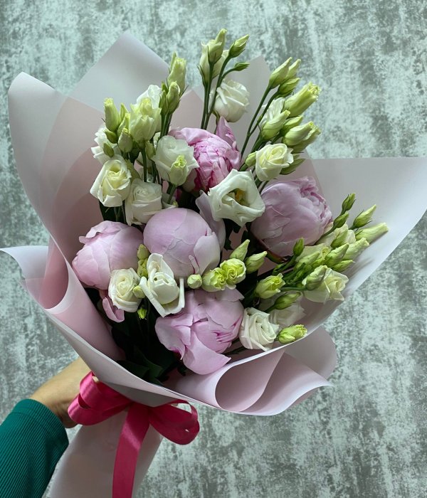 Микс из 5 пионов Сара Бернар  и эустом #2759