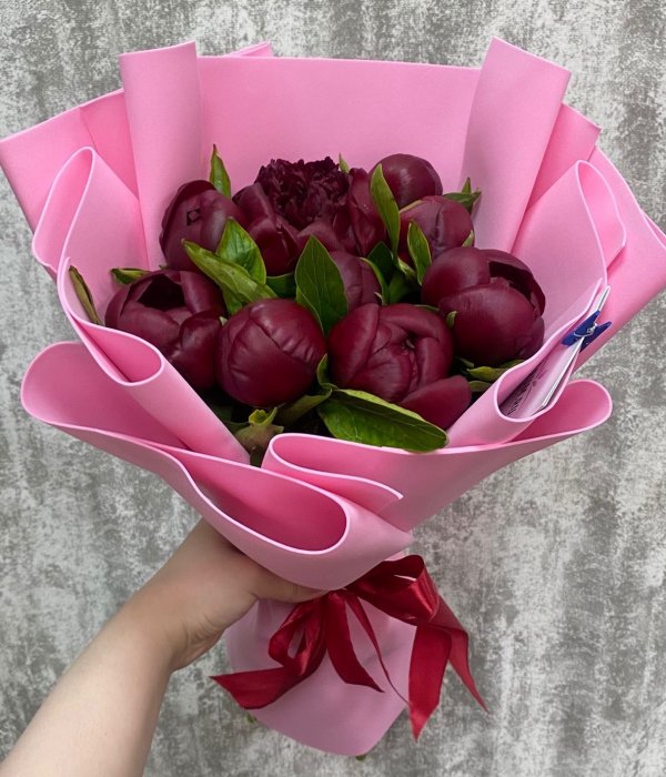 Букет из 9 бордовых пионов в розовом фоамиране #4371