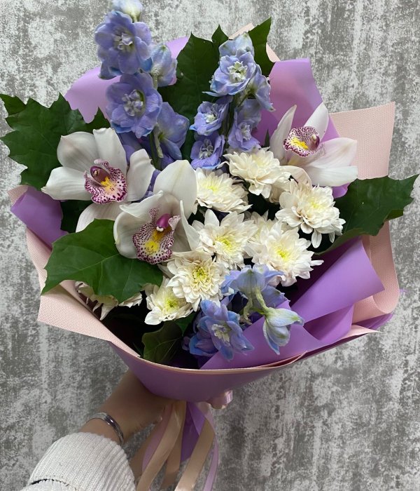 Букет на 1 сентября с белыми орхидеями, хризантемами и дельфиниумом #4442