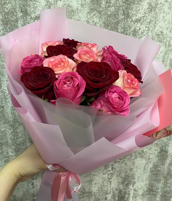 Букет из 15 роз -микс в розовой пленке #4453