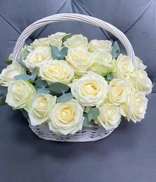 Корзина с белыми розами и эвкалиптом  (29 шт) #441