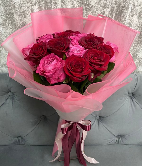 Микс-букет из 19 роз 