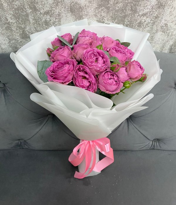 Букет из 5 веток пионовидной розы Мисти Баблс с эвкалиптом #4163