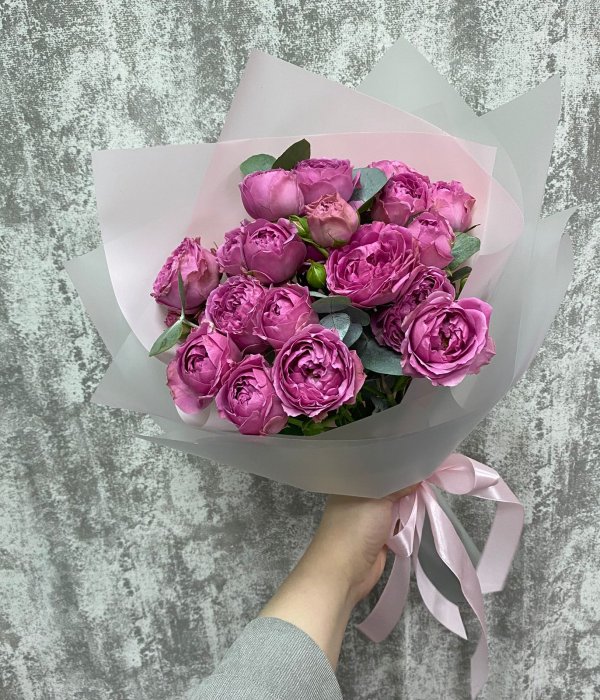 Букет из 5 веток пионовидной розы Мисти Баблс с эвкалиптом #4208