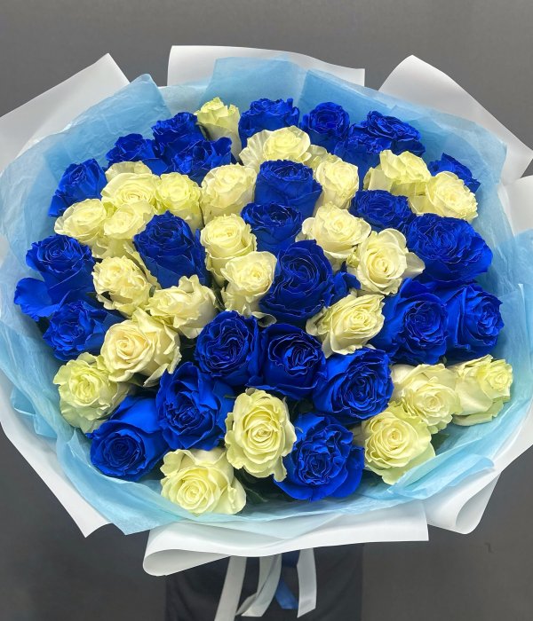Микс-букет из 49 синих и белых роз (60 см) #1041