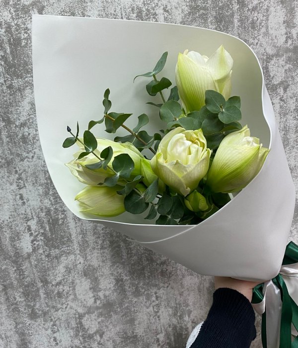 Букет из 3 белых  Амариллисов с эвкалиптом #4475