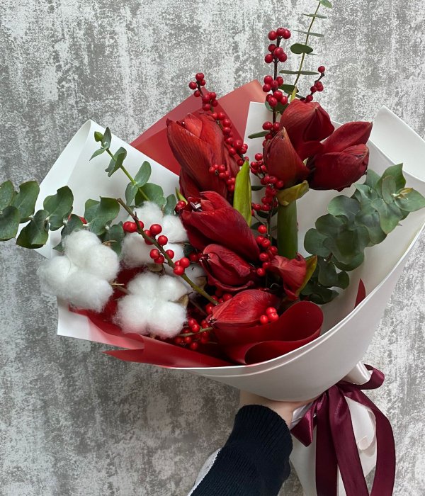 Микс-Букет из 3х красных Амариллисов, илекса, эвкалипта и хлопка #4476