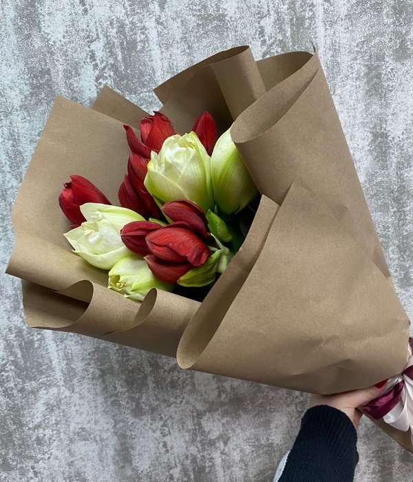 Букет из 5 Амариллисов в крафте #4474