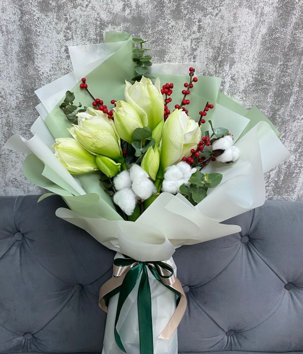 Микс-букет из 3-х Амариллисов, Илекса, эвкалипта и хлопка #4477