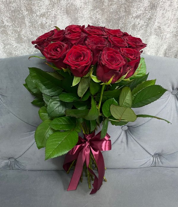 Букет из 19 красных роз(40 см) #3538