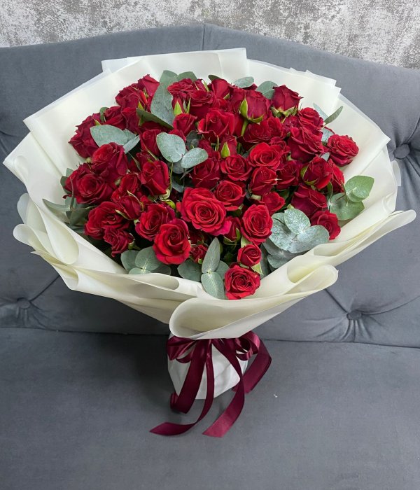 Букет из 29 красных кустовых роз с эвкалиптом #4480