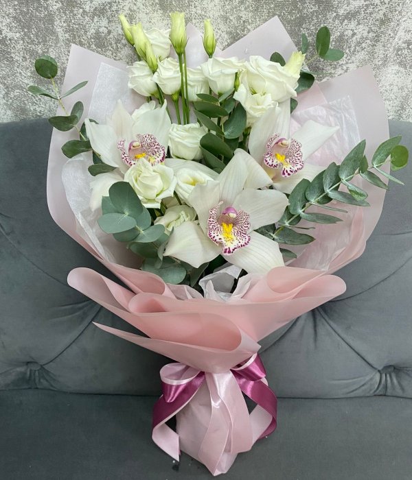 Букет из 3 белых орхидей и эустом  с эвкалиптом #3036