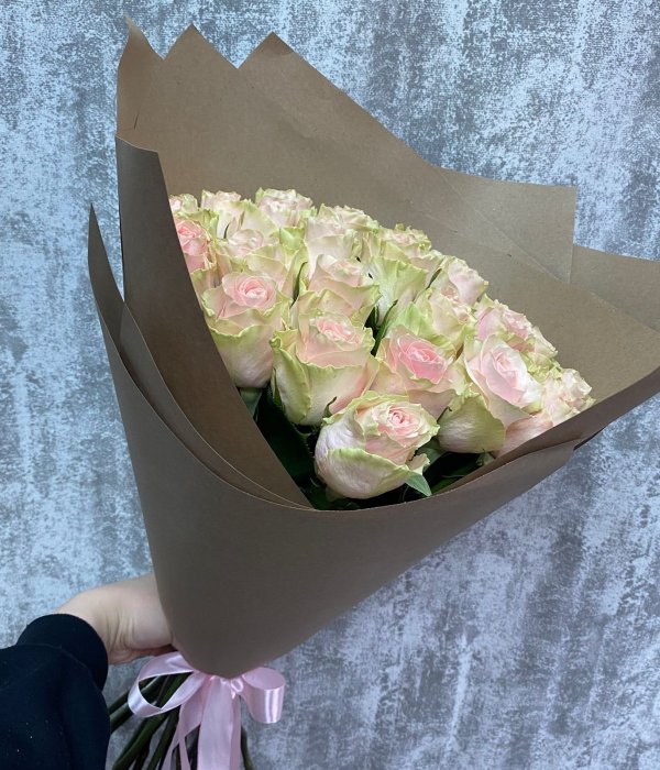 Букет из 25 Эквадорских роз Фруттето в крафте (60 см) #4497