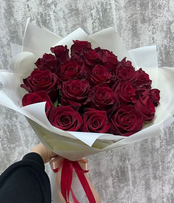 Букет из 21 красной розы Эксплорер в светлой упаковке (60 см) #4498