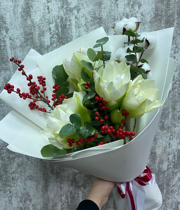 Микс-букет из 3 амариллисов, илекса, эвкалипта и хлопка #4477