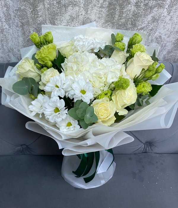 Букет с белой гортензией, розами и хризантемами #4434