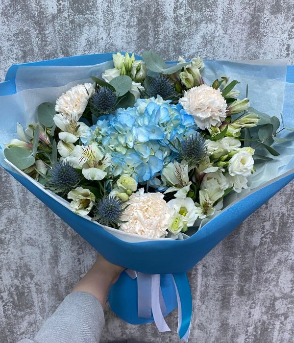 Авторский букет с голубой гортензией, гвоздиками и альстромериями #3921