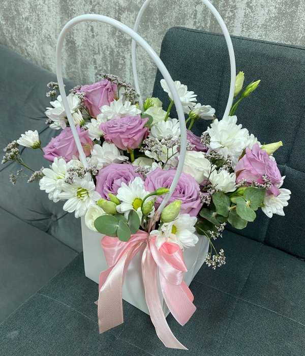 Композиция с розами Маритим и хризантемой #4450