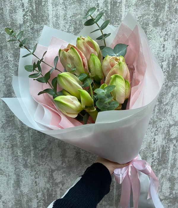 Букет из 3  Амариллисов с эвкалиптом #4501