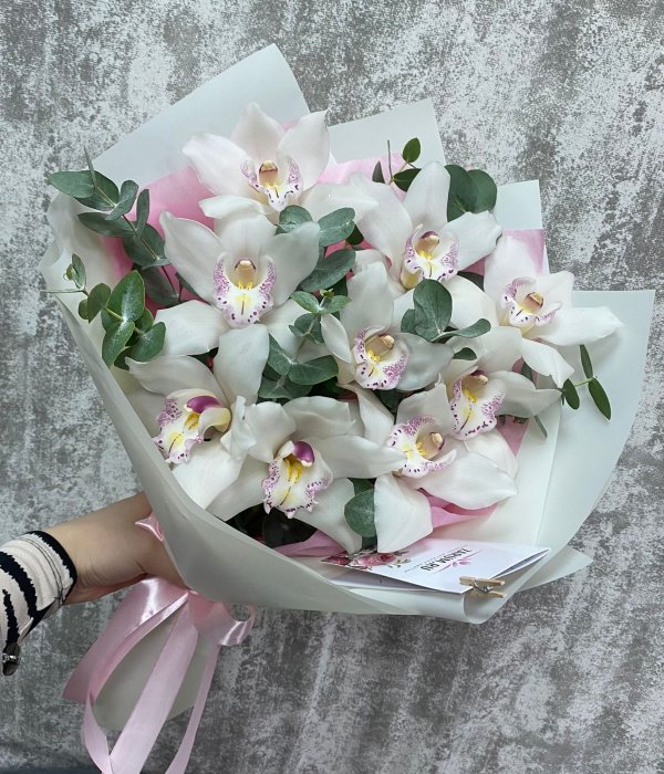 Букет из 9 белых орхидей #3428