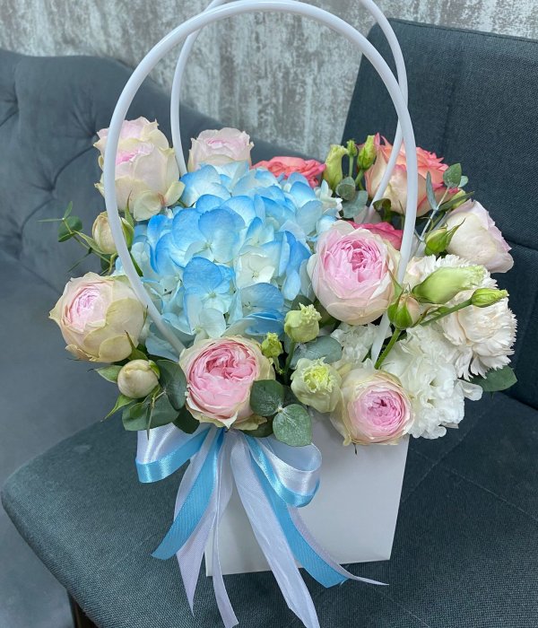 Композиция «Цветочный шарм» с гортензией, розами и гвоздикой #4434